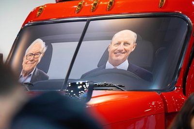 While Buffett Watches, Successor Addresses Investors