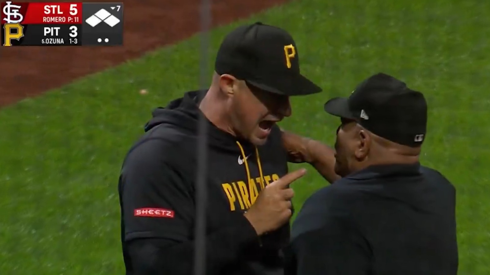 Pirates manager Don Kelly cusses out umpire Laz Diaz during game