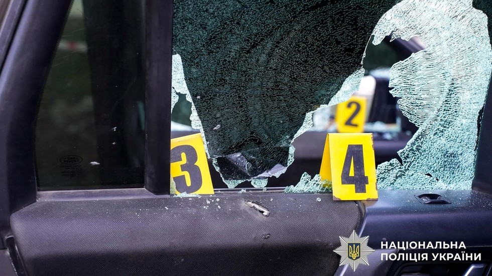 Ukrainian press gang attacked with assault rifle (PHOTOS) — RT Russia & Former Soviet Union