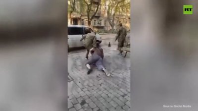 Ukrainian draft officers filmed forcibly detaining recruits (VIDEOS) — RT Russia & Former Soviet Union