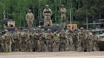 Trump gifts Polish president 5,000 more US troops — RT World News