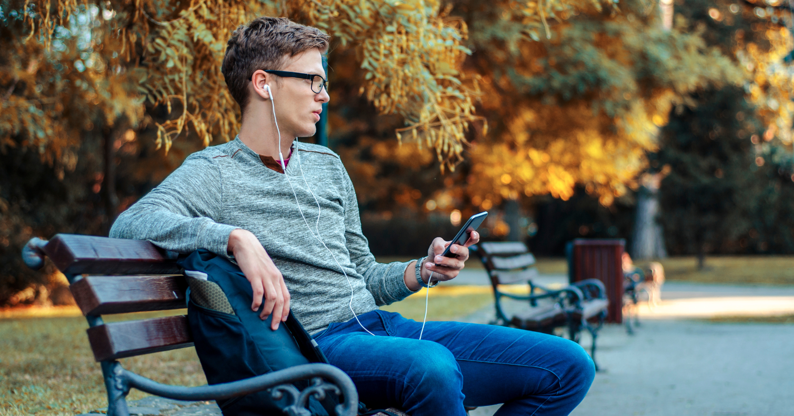 Psychology says people who get along with everyone but have no close relationships aren’t broken at friendship — they’ve simply mastered the art of being liked without ever being known, and the gap be