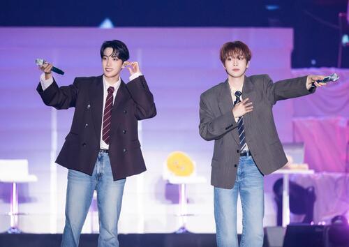 ステージでお互いの歌を褒め合うDKとSEUNGKWANにファン歓喜